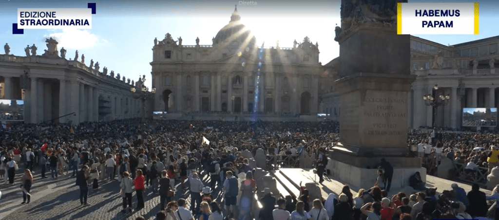 ΤΩΡΑ: Λευκός καπνός από το κονκλάβιο – Εξελέγη&nbsp;Πάπας