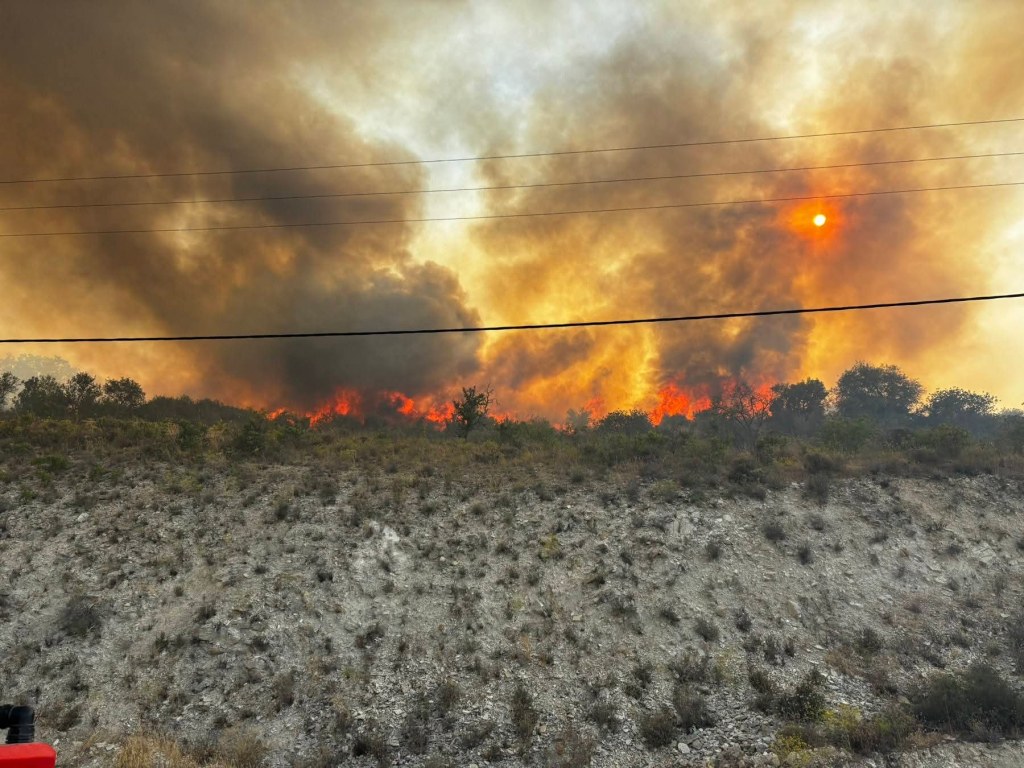 Χωρίς ενεργά μέτωπα η πυρκαγιά – Μάχη με τις&nbsp;αναζωπυρώσεις
